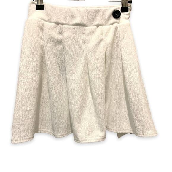 Pretty little thing white pleated mini side split tennis skirt. Size is US 4 - Picture 5 of 10